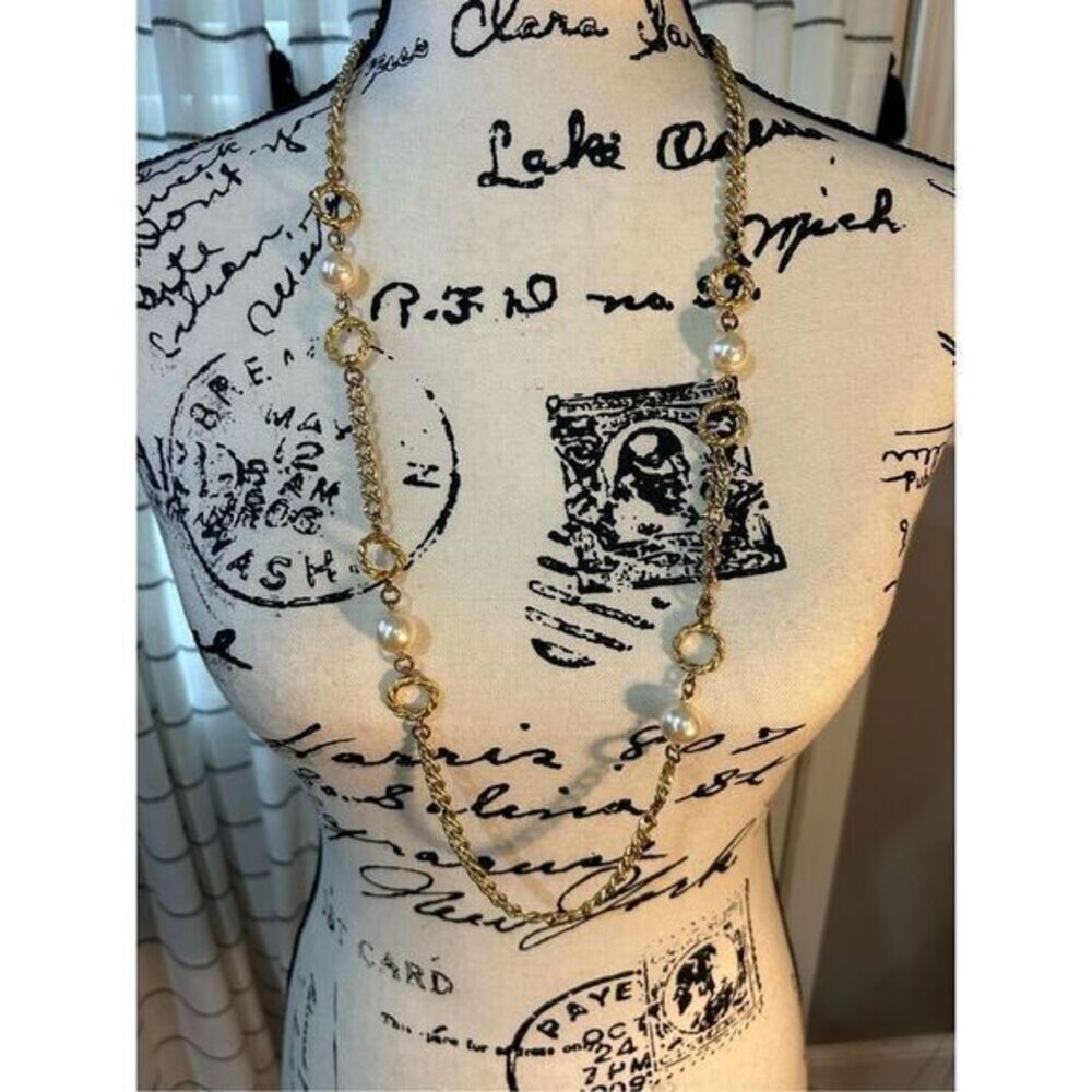 Vintage Gold Chain Pearl Hoop Necklace